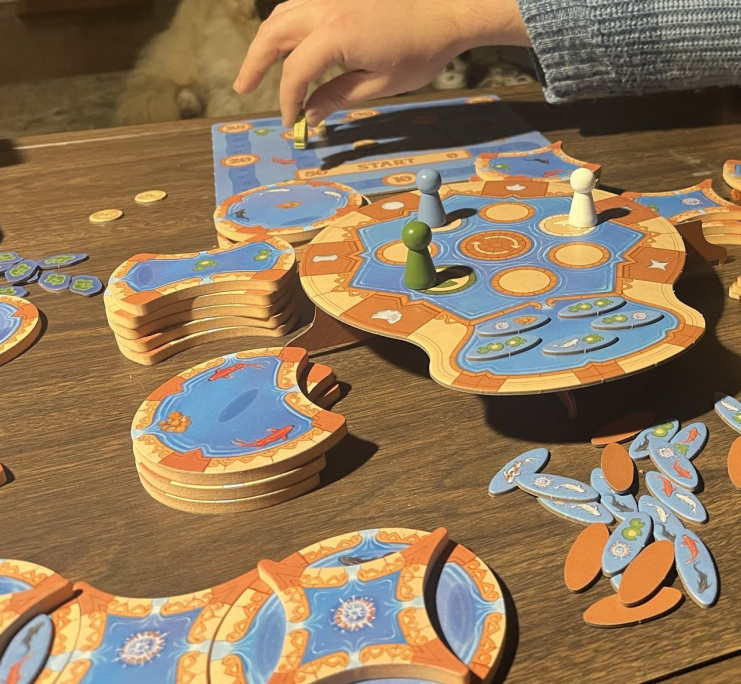 a gecko shedding his skin with his feet in water